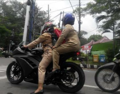 Tingkah absurd orang boncengan © 2022 brilio.net Tingkah absurd orang boncengan © 2022 brilio.net