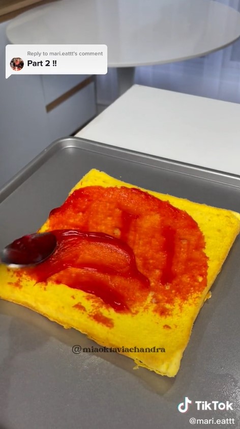 Cara mudah menumpuk bolu lapis surabaya agar menempel sempurna