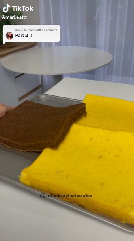 Cara mudah menumpuk bolu lapis surabaya agar menempel sempurna