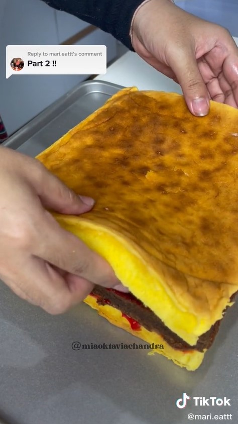 Cara mudah menumpuk bolu lapis surabaya agar menempel sempurna