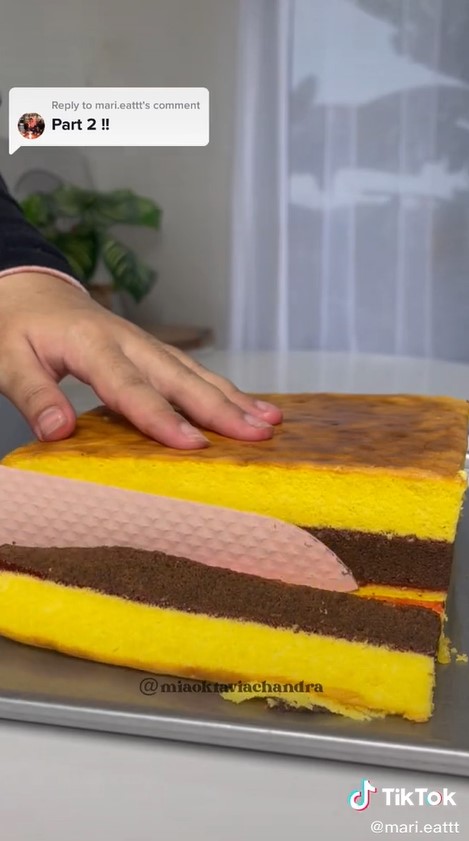 Cara mudah menumpuk bolu lapis surabaya agar menempel sempurna