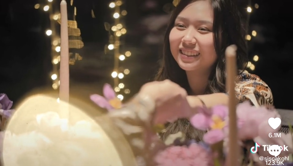 detail makeup Sisca Kohl dari lamaran sampai menikah © berbagai sumber detail makeup Sisca Kohl dari lamaran sampai menikah © berbagai sumber