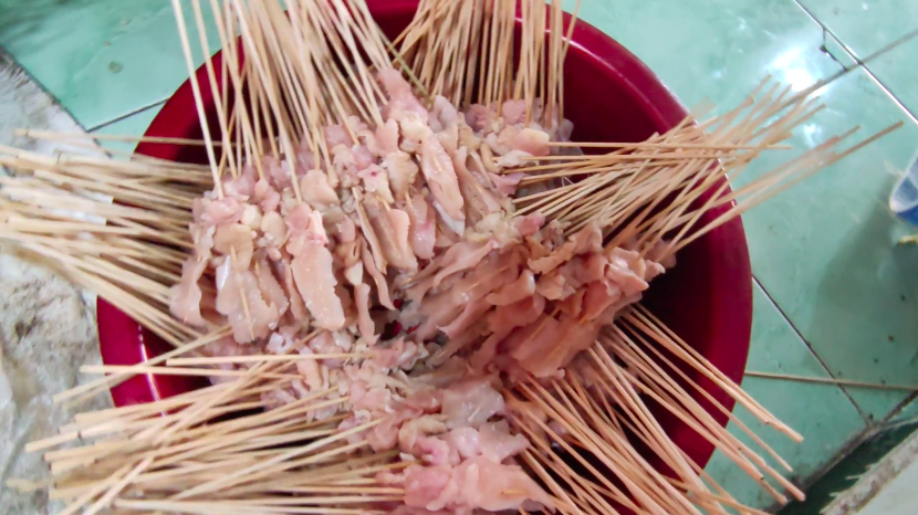 Tanpa masuk kulkas, ini cara menyimpan sate mentah agar tahan 2 hari