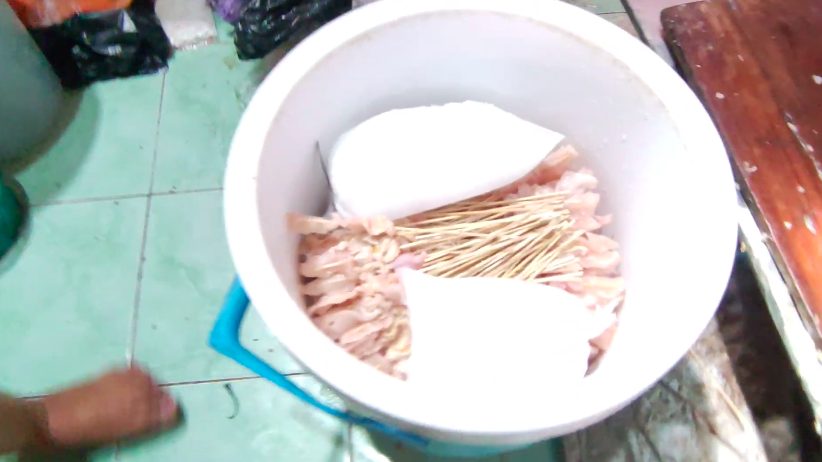 Tanpa masuk kulkas, ini cara menyimpan sate mentah agar tahan 2 hari