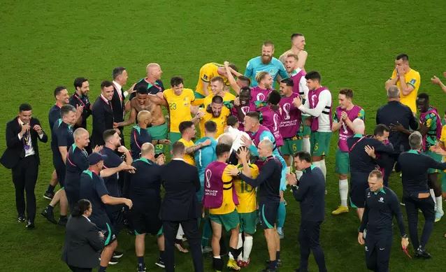 Momen fans Australia nobar jam 3 pagi, perayaan meriah lolos 16 besar