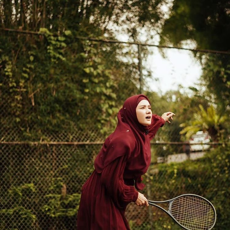 Gaya 9 seleb wanita usia 40-an main tenis, Yuni Shara body goals abis