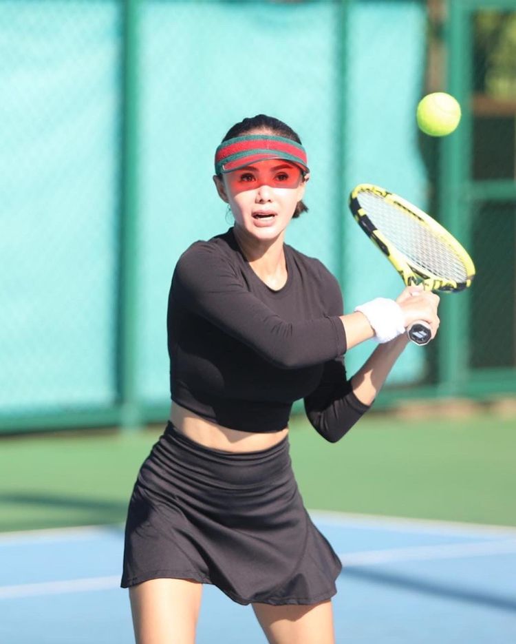 Gaya 9 seleb wanita usia 40-an main tenis, Yuni Shara body goals abis