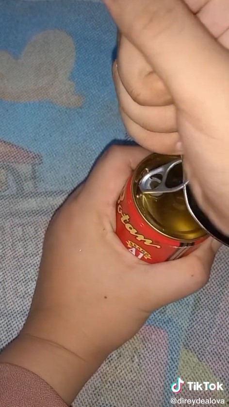 Cuma butuh hitungan detik, ini trik membuka kaleng sarden dengan cepat