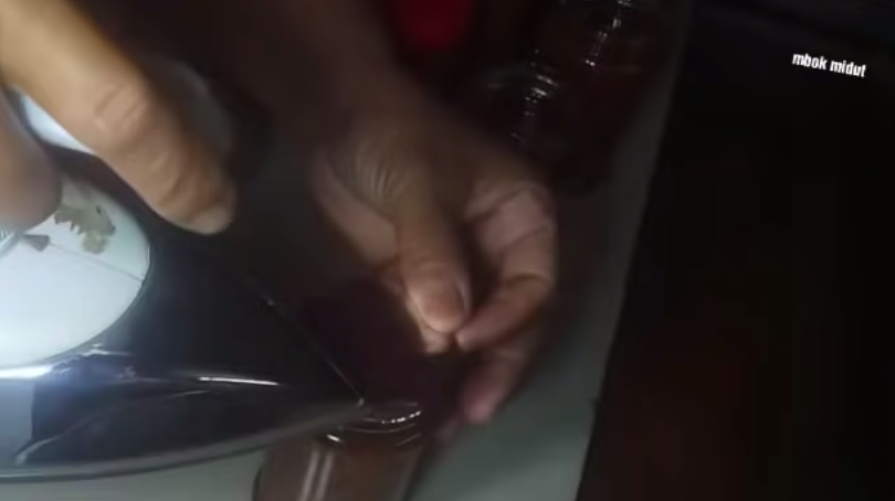 Trik memasang segel botol sambal agar tertutup rapat, tak pakai mesin