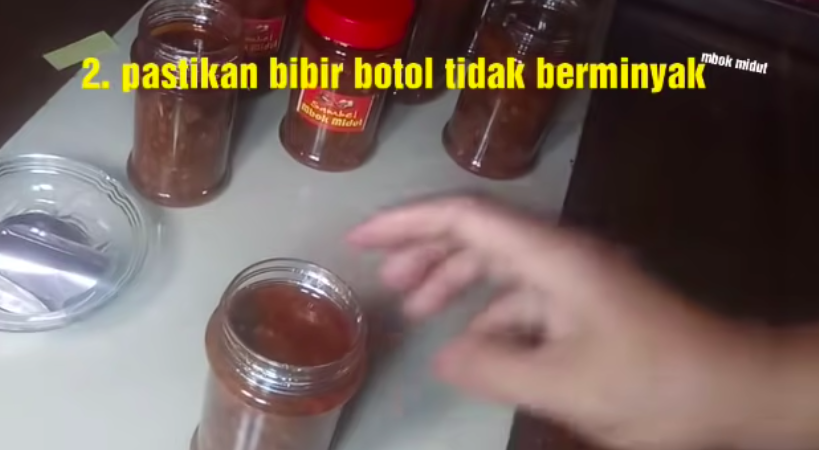 Trik memasang segel botol sambal agar tertutup rapat, tak pakai mesin