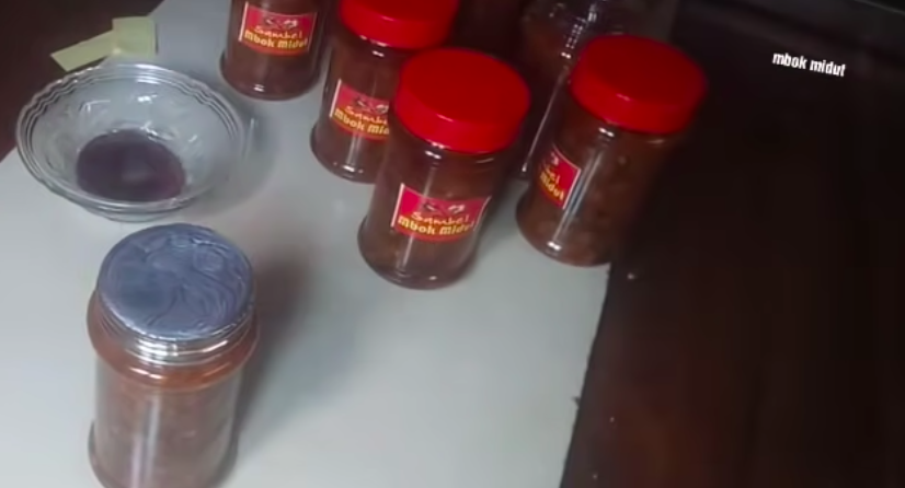 Trik memasang segel botol sambal agar tertutup rapat, tak pakai mesin