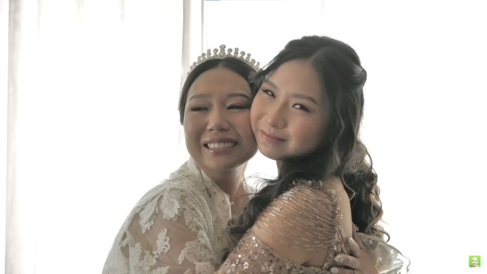 pesona aliyyah dampingi sisca kohl nikah © YouTube