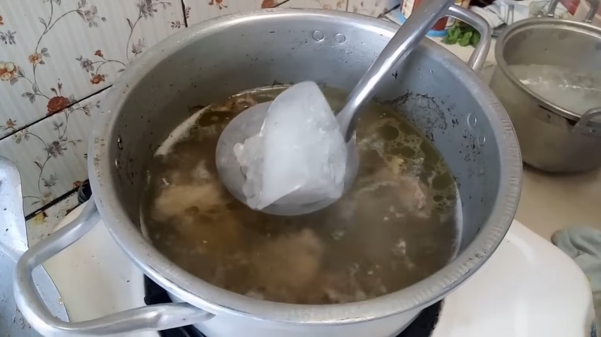 Trik mengurangi lemak berlebih pada sup daging, cuma pakai 1 bahan