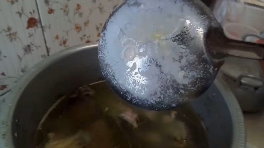 Trik mengurangi lemak berlebih pada sup daging, cuma pakai 1 bahan