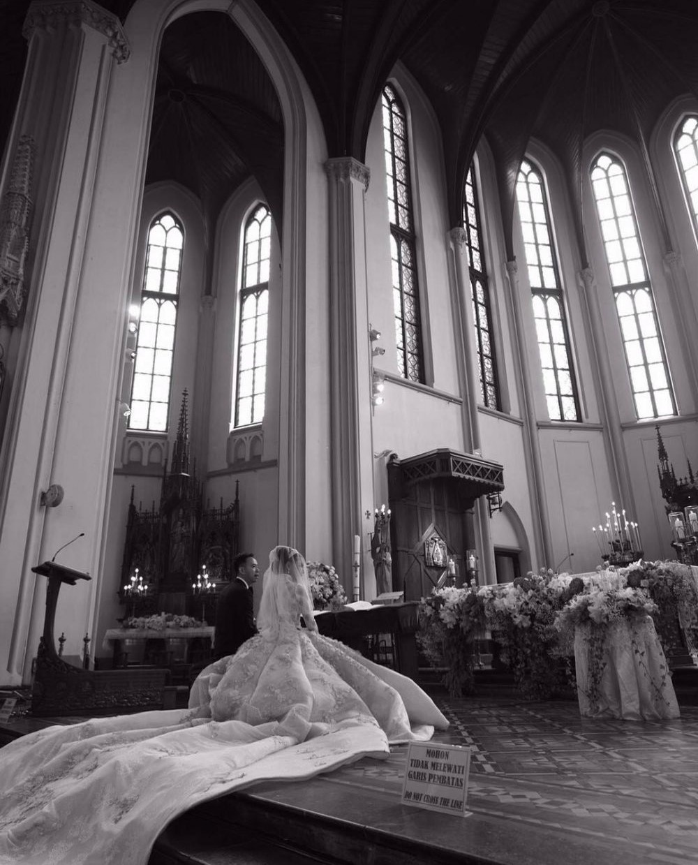 Sakralnya pemberkatan nikah 11 seleb di gereja, Sisca Kohl penuh haru