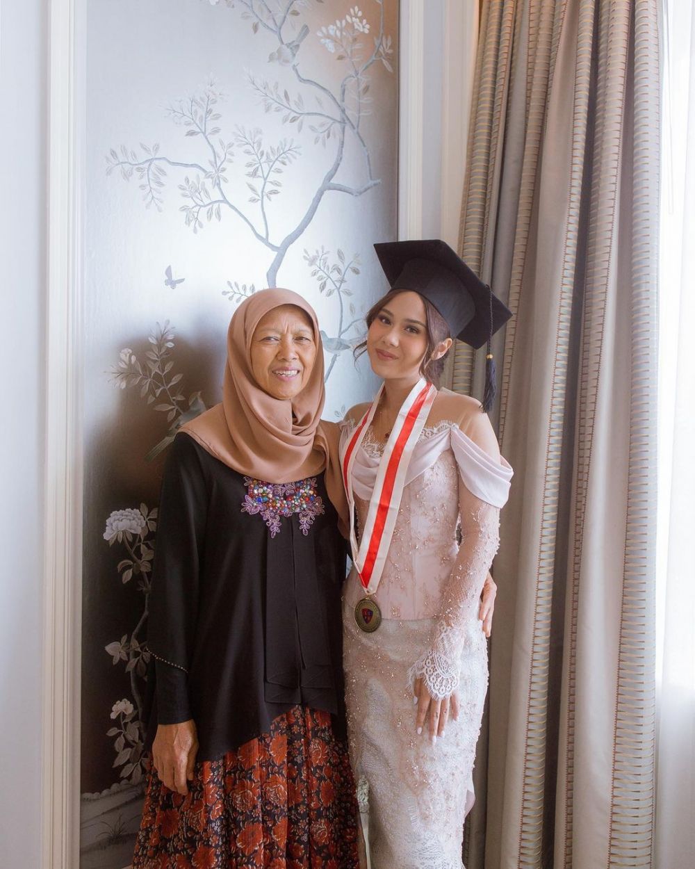 Momen wisuda Nadin Amizah © 2022 berbagai sumber