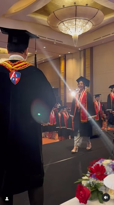 Momen wisuda Nadin Amizah © 2022 berbagai sumber
