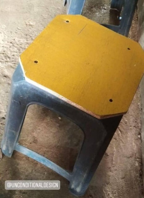 Potret nyeleneh perbaiki kursi yang rusak © 2022 Instagram Potret nyeleneh perbaiki kursi yang rusak © 2022 Instagram