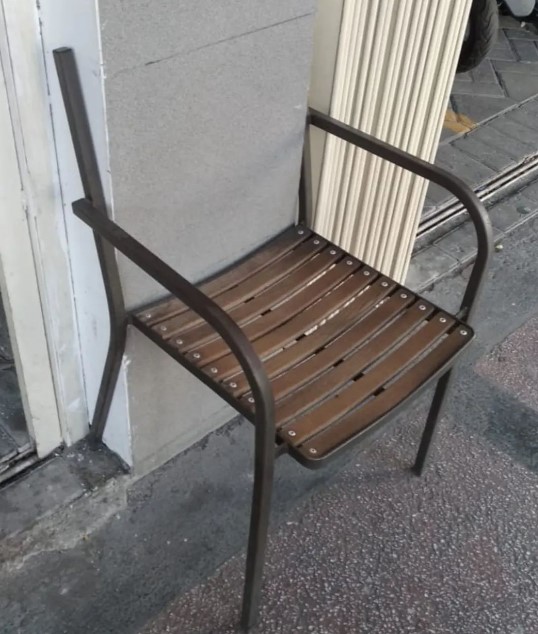 Potret nyeleneh perbaiki kursi yang rusak © 2022 Instagram 