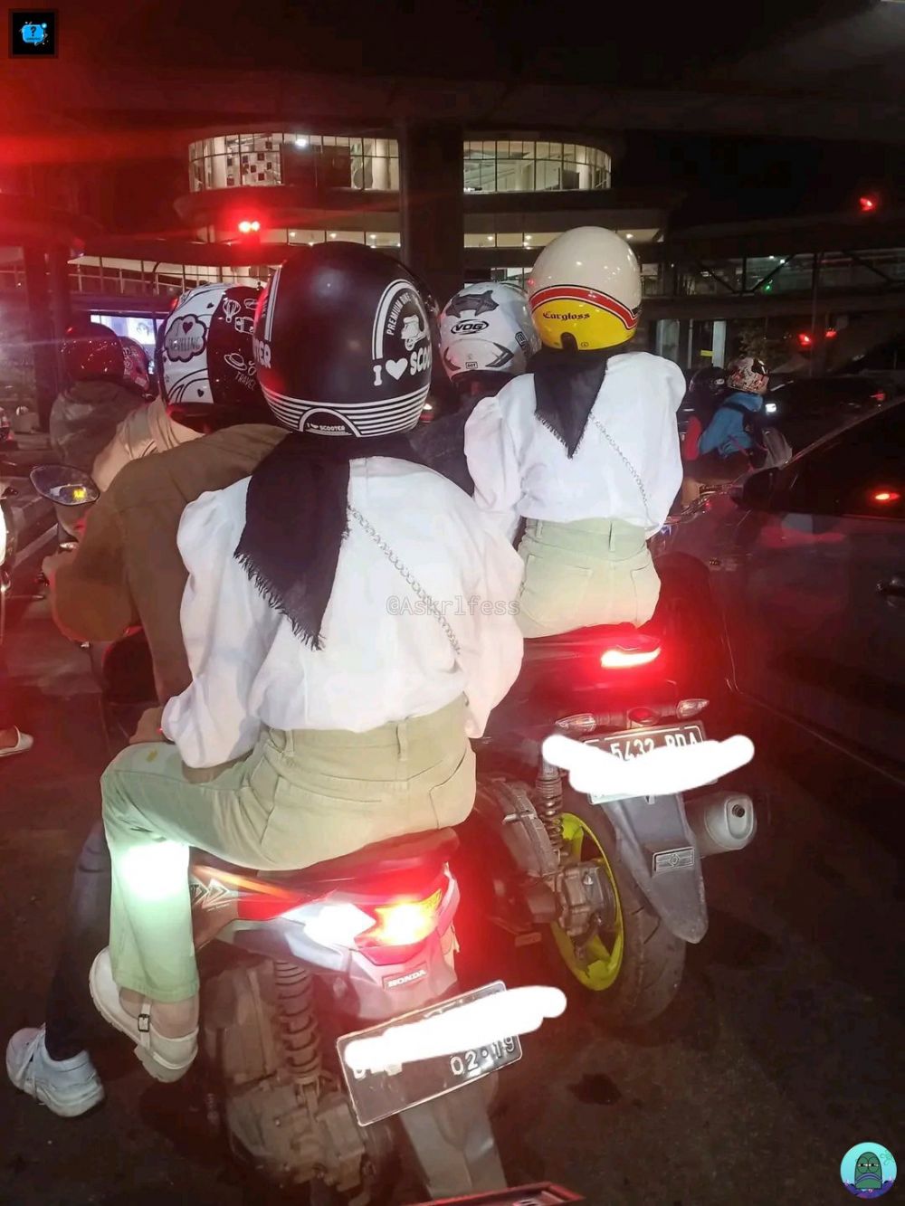 Momen ketemu 'kembaran' pas naik kendaraan © berbagai sumber