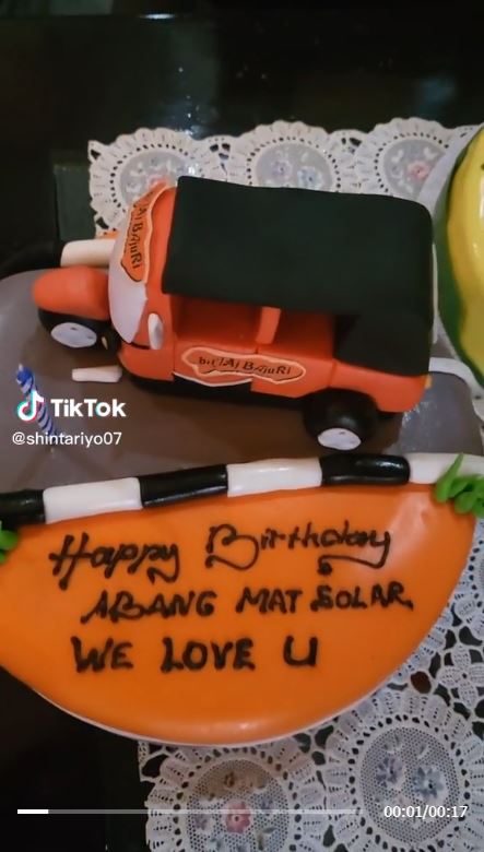7 Momen Nani Wijaya rayakan ulang tahun Mat Solar ke-60, beri kue bentuk Bajaj