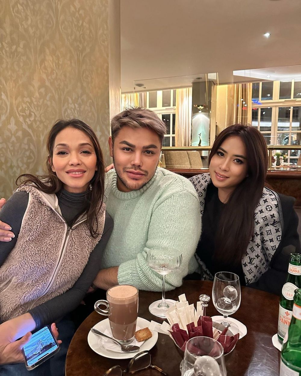 Bunda Corla didandani Ivan Gunawan di Jerman © 2022 berbagai sumber Bunda Corla didandani Ivan Gunawan di Jerman © 2022 berbagai sumber