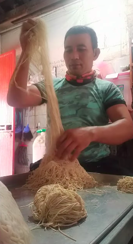 Nggak sampai 5 menit, ini cara menggulung bahan mi ayam ala pedagang keliling
