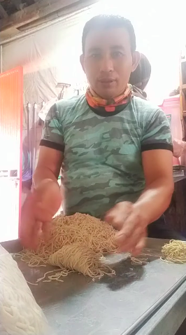 Nggak sampai 5 menit, ini cara menggulung bahan mi ayam ala pedagang keliling