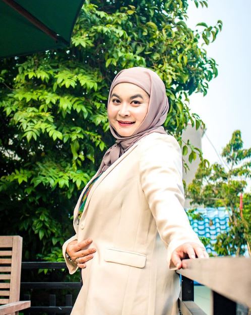 Wanita bareng Eko Patrio kini jualan seblak © 2022 berbagai sumber Wanita bareng Eko Patrio kini jualan seblak © 2022 berbagai sumber