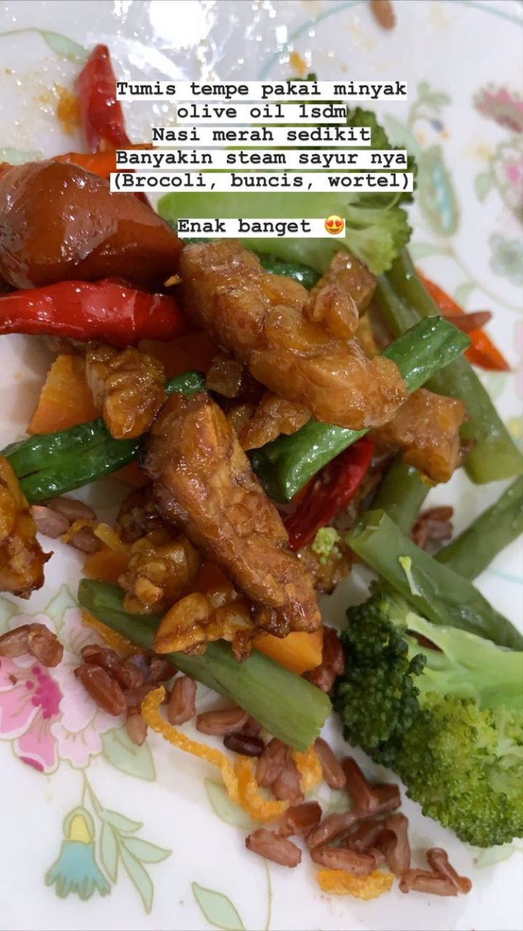 10 Pola makan Alisia Rininta, jaga tubuh langsing dan perut nggak buncit