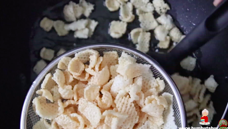 Trik menambahkan bumbu tabur di camilan agar melekat dengan sempurna, antigagal