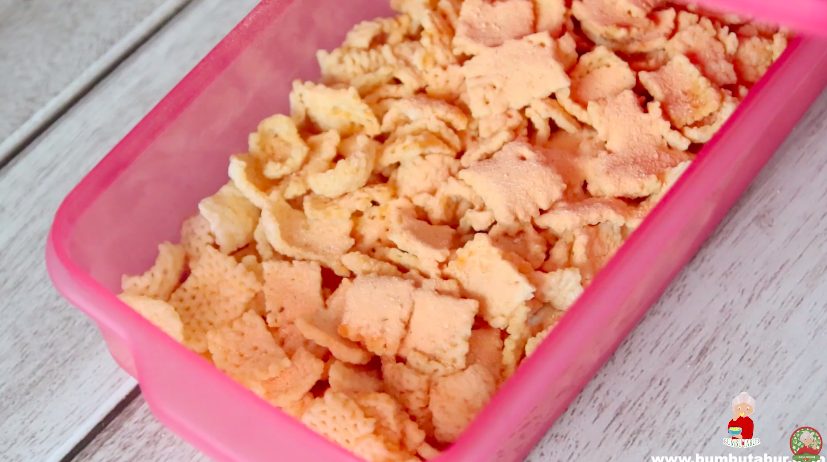 Trik menambahkan bumbu tabur di camilan agar melekat dengan sempurna, antigagal