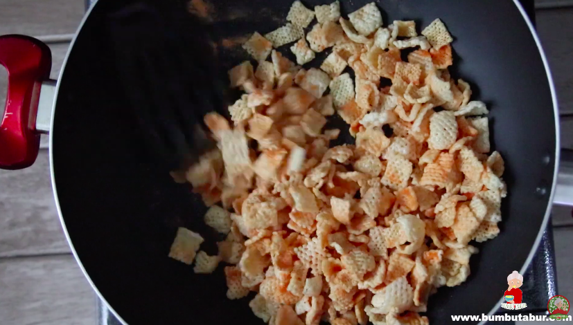 Trik menambahkan bumbu tabur di camilan agar melekat dengan sempurna, antigagal