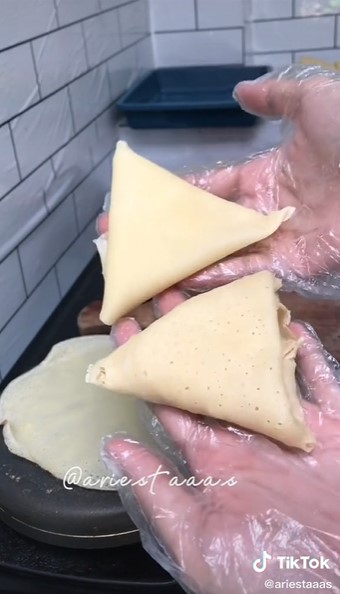 Trik membuat kulit risol agar teksturnya mulus tak berpori, antigagal