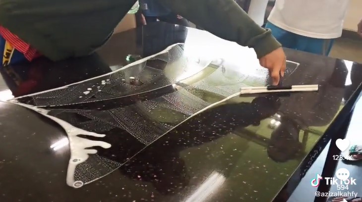 Teknik membersihkan meja makan berbahan marmer ala pegawai restoran, auto mengkilap