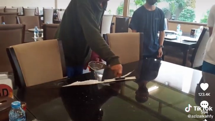 Teknik membersihkan meja makan berbahan marmer ala pegawai restoran, auto mengkilap