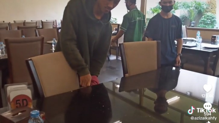 Teknik membersihkan meja makan berbahan marmer ala pegawai restoran, auto mengkilap