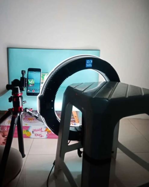 Cara nyeleneh orang siasati kursi plastik © 2022 Instagram 