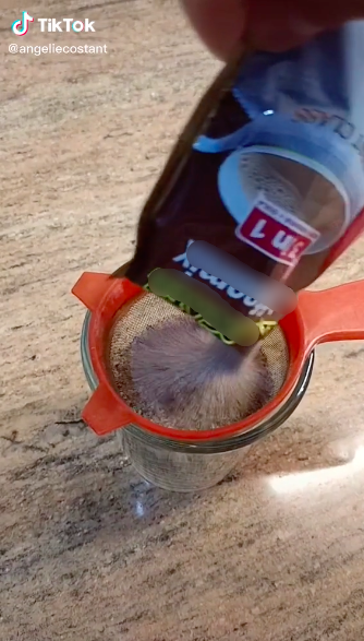 Definisi mempersulit hidup, cara perempuan membuat kopi instan ini bikin emosi