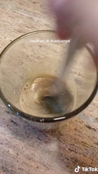 Definisi mempersulit hidup, cara perempuan membuat kopi instan ini bikin emosi