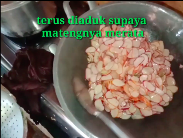 Cocok jadi ide jualan, simak cara membuat seblak kering biar teksturnya renyah