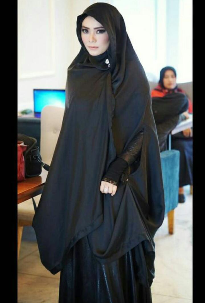 Pebisnis fesyen, begini 11 pesona Anne Kurniasih istri Teddy Syach pakai dan tanpa makeup