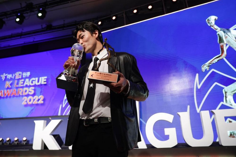 Tampan bak idol k-pop, bomber Korea Selatan ini harus matikan hp setelah dapat jutaan followers