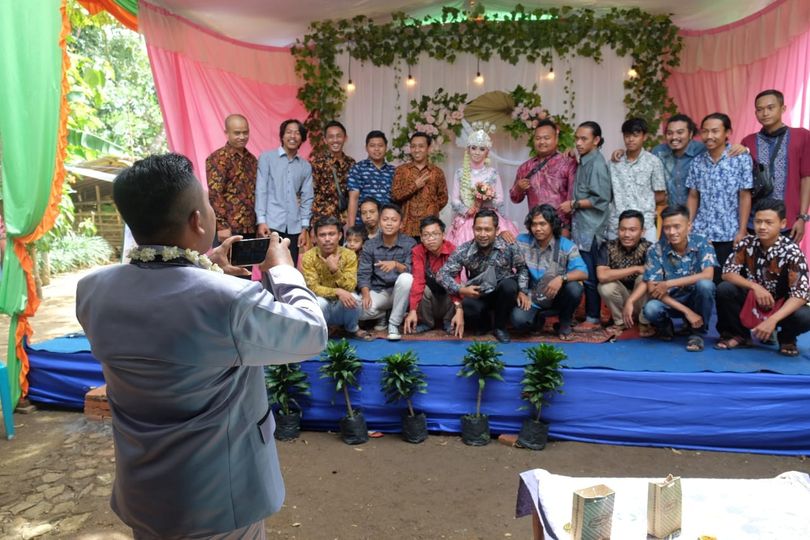 penampakan nyeleneh di kondangan © berbagai sumber