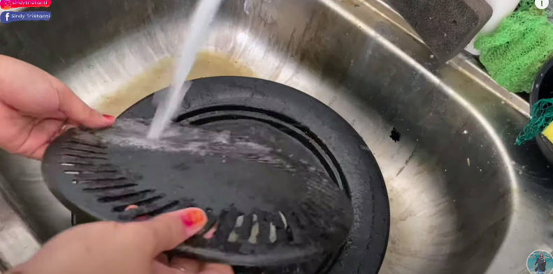 Cara mencuci grill pan usai digunakan memanggang, bikin awet dan tak mudah berkerak