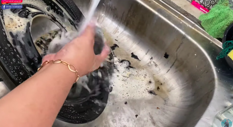 Cara mencuci grill pan usai digunakan memanggang, bikin awet dan tak mudah berkerak