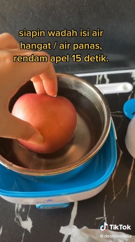 Bukan langsung dibilas air, begini trik menghilangkan lapisan lilin pada buah apel
