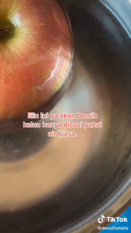 Bukan langsung dibilas air, begini trik menghilangkan lapisan lilin pada buah apel