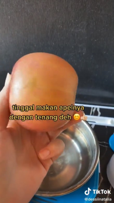 Bukan langsung dibilas air, begini trik menghilangkan lapisan lilin pada buah apel
