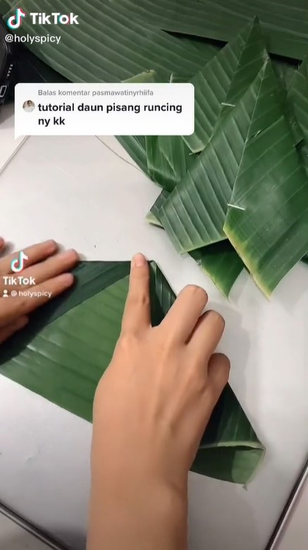 Cara melipat daun pisang bentuk segitiga untuk hiasan alas tumpeng
